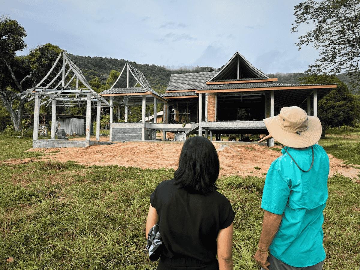 Architect-Nay-supervising-a-build